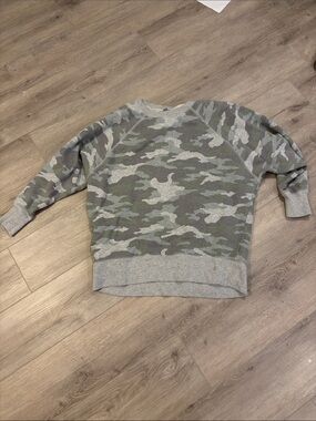 Woman’s oversized Camouflage Crewneck Sweatshirt Gray/Green